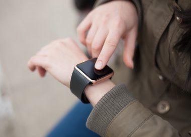 Trendy akıllı izle kullanarak erkek