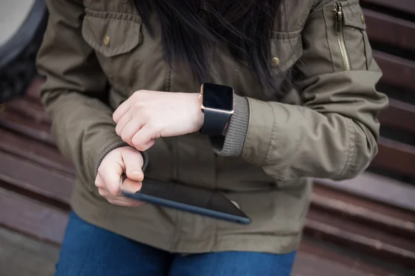 Smart Watch-klocka i verkliga livet överallt — Stockfoto