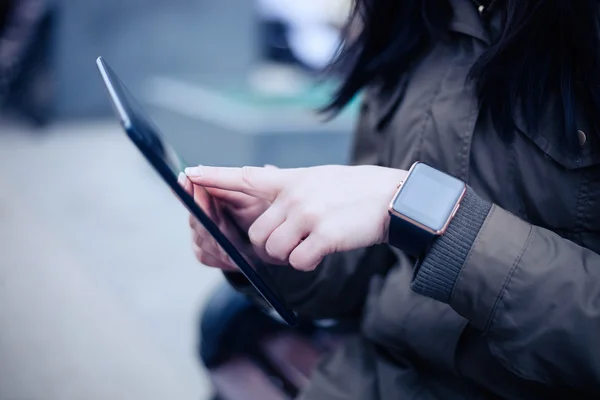 Alltid är ansluten till internet med mobila prylar — Stockfoto