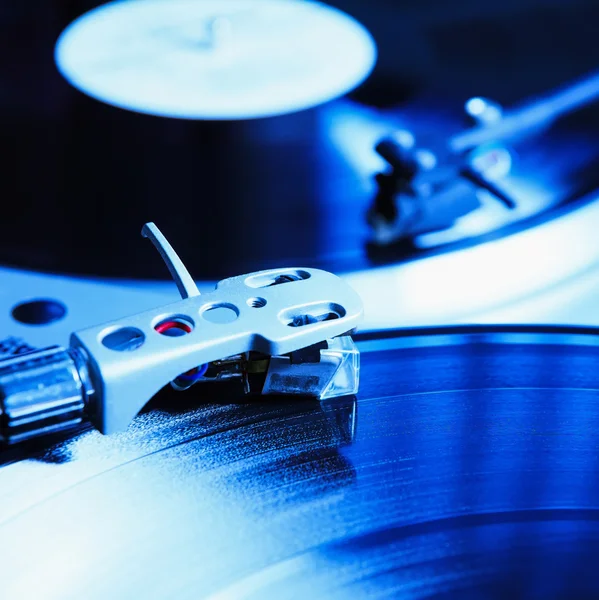 Giradiscos tocando disco de vinilo con música — Foto de Stock