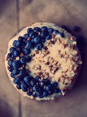 Kremalı kek, krepteki bademli