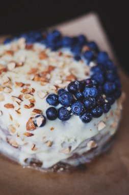 Kremalı kek, krepteki bademli