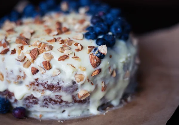 Kremalı kek, krepteki bademli