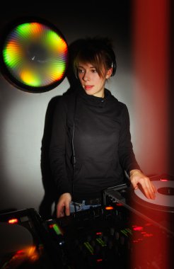 Kadın Dj vinil kayıtlar üzerinde müzik