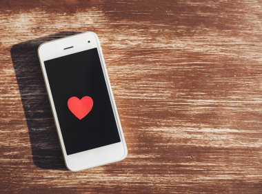 Akıllı telefon ve kırmızı Kalpler