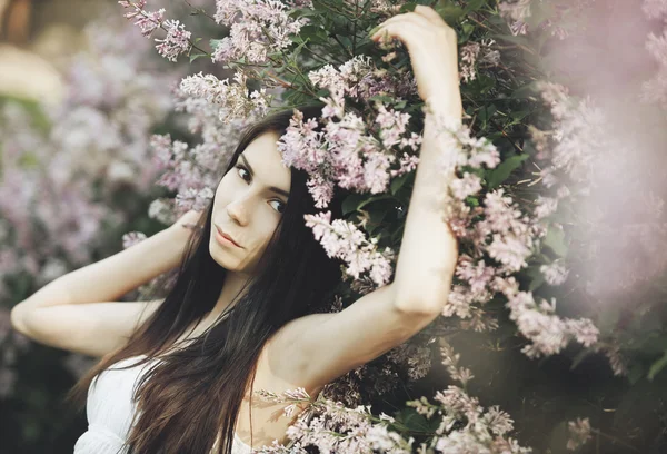 Fiatal lány, lila virágok — Stock Fotó