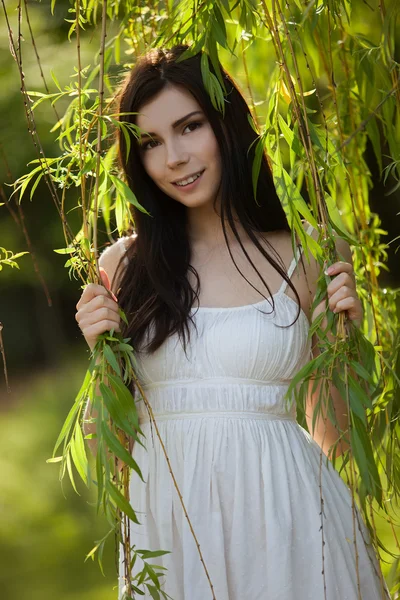 Ung flicka håller en willow vine — Stockfoto