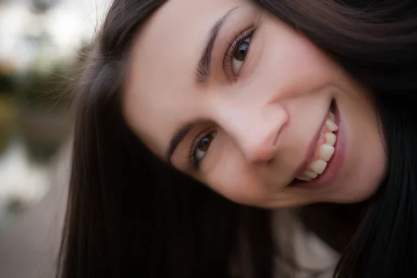Забавный портрет улыбающейся девушки — стоковое фото
