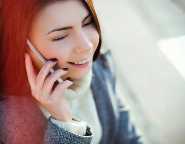 Chica joven hablando en el teléfono móvil — Foto de Stock