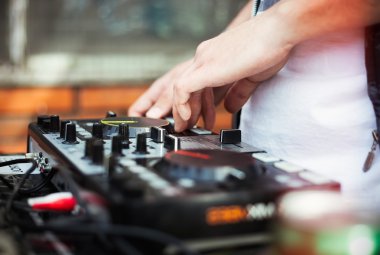 Dj midi denetleyici müzik çalma
