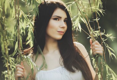 Willow asma tutan genç kız
