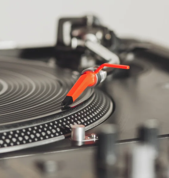 Giradischi che suonano dischi in vinile con musica — Foto Stock