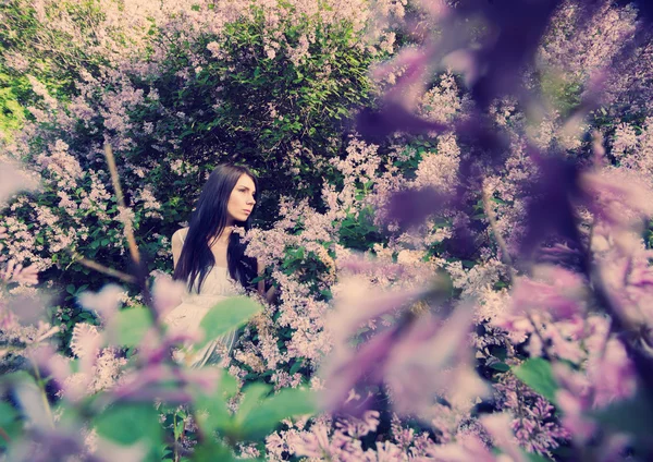 Menina bonito no jardim lilás — Fotografia de Stock