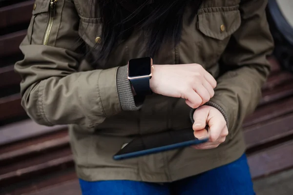 Alltid ansluten med Smart Watch och Tablet PC — Stockfoto