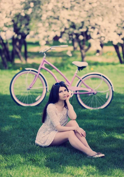 Jovem mulher de sundress desfrutando de viagem de bicicleta no parque — Fotografia de Stock