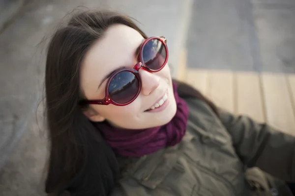 Портрет дівчини-гіпстера в сонцезахисних окулярах — стокове фото