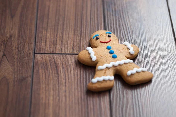 Gingerbread man cookie on wooden table — Stock Photo, Image