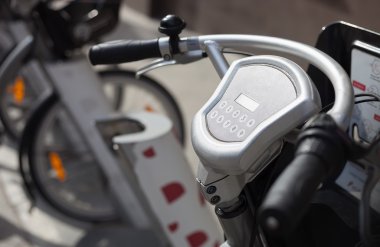 Sokak şehir merkezinde Kiralık Bisiklet al