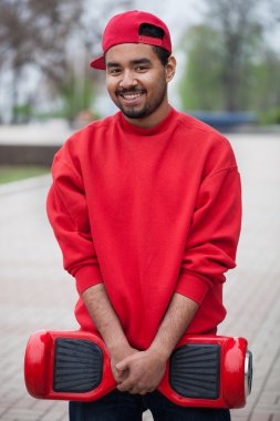 Elektrikli mini segway vurgulu kurulu scooter ile genç siyah erkek