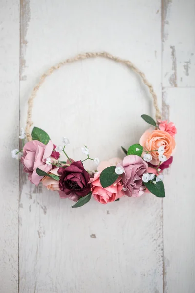 Flores cor de rosa wraith ou tiara no fundo de madeira branco — Fotografia de Stock