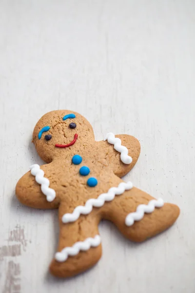 Cookie perník muž na dřevěný stůl — Stock fotografie