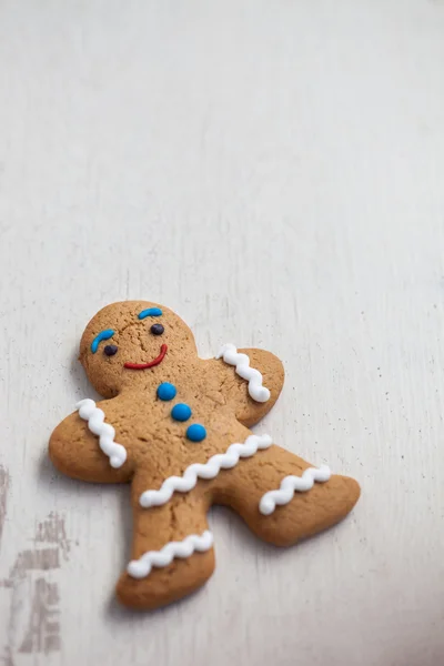 Gingerbread man cookie op houten tafel — Stockfoto