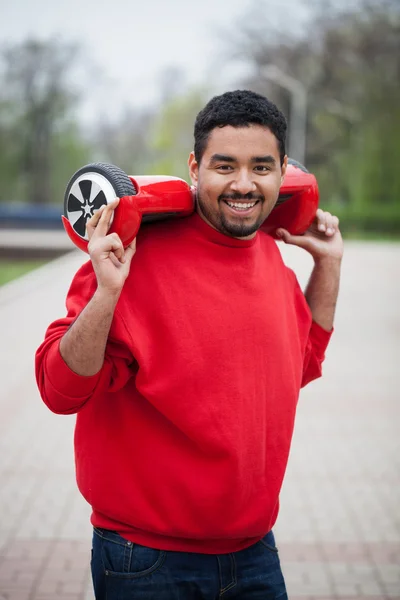 Kleiner schwarzer Junge mit elektrischem Mini-Segway-Hover-Board-Roller — Stockfoto