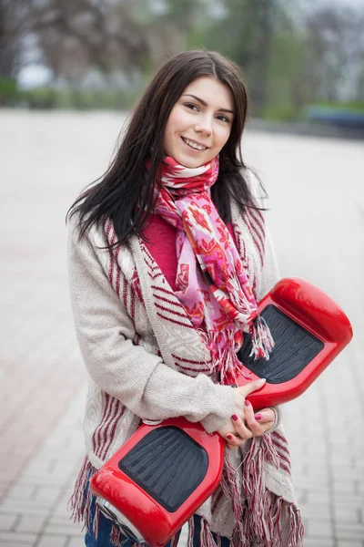 Joven chica blanca con mini scooter eléctrico segway hover — Foto de Stock