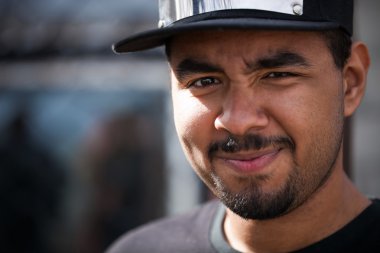 Siyah beyzbol şapkası dostu genç Afrikalı çocuk