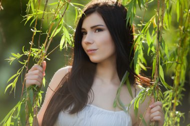 Willow asma tutan genç kız