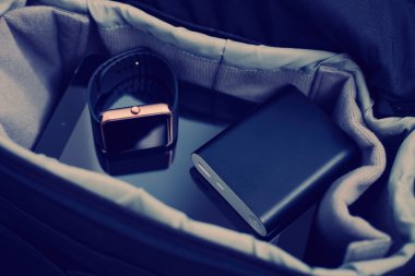 Seyahat çantasında akıllı kol saati ve powerbank şarj cihazı