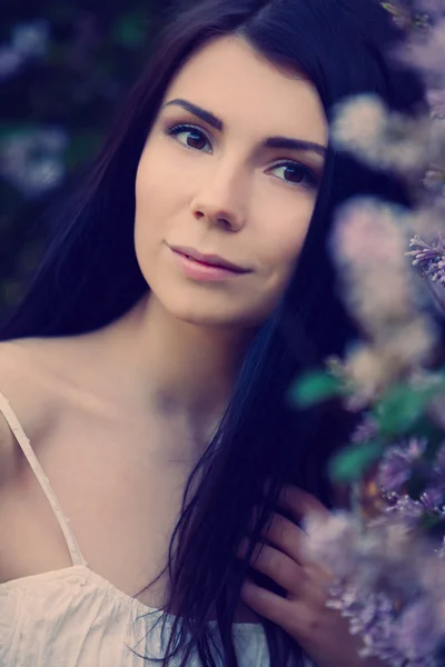 Carino ragazza nel giardino lilla — Foto Stock