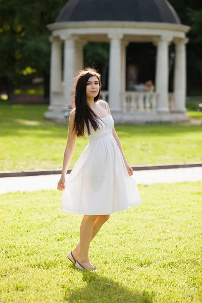 Young brunette girl in sundress posing outdoors — Stock Photo, Image