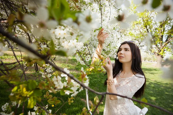 Jovem menina atraente adora jardim de flores lílicas — Fotografia de Stock