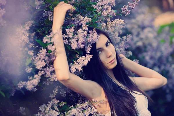Csinos fiatal lány lila kerti — Stock Fotó
