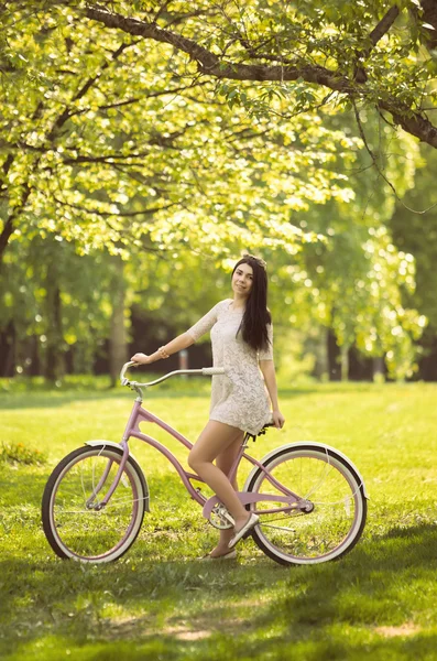 Fiatal lány lovaglás kerékpár parkban sundress — Stock Fotó