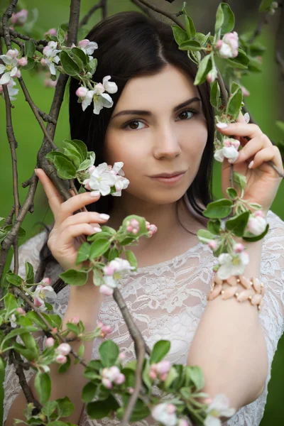 Jovem menina atraente adora jardim de flores lílicas — Fotografia de Stock