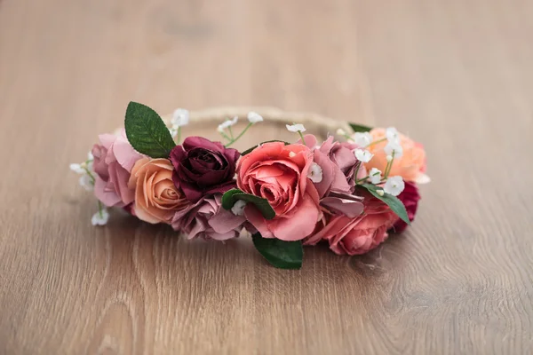 Розовые розовые цветы на деревянном фоне — стоковое фото