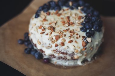 Kremalı kek, krepteki bademli