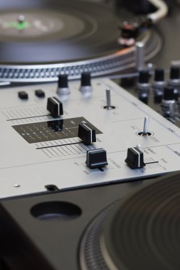 Pikap vinil plak çalar ve ses denetleyicisi karıştırma