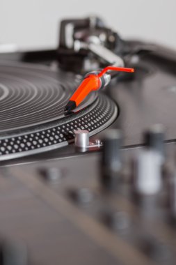 Vinil rekor müzik ile oynarken pikap