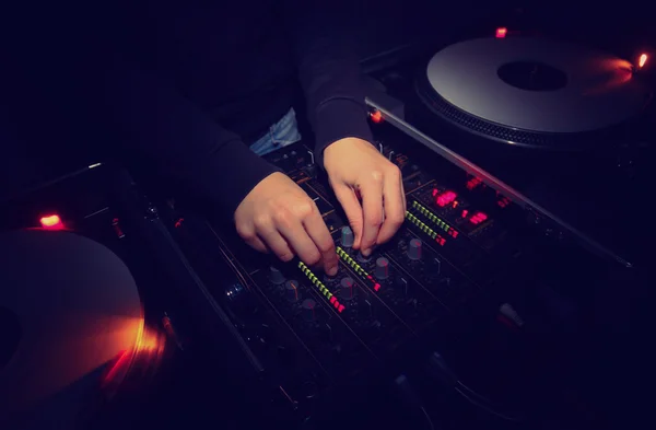 Hände von weiblichen DJ Mixing Tracks — Stockfoto