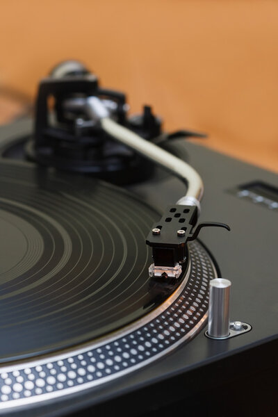 Reproductor de vinilo de música de mesa giratoria, aguja en foco — Foto de Stock