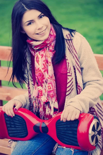 Молодая белая девушка с электрическим мини-мотороллером — стоковое фото