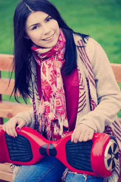 Giovane ragazza bianca con mini segway elettrico hover board scooter — Foto Stock