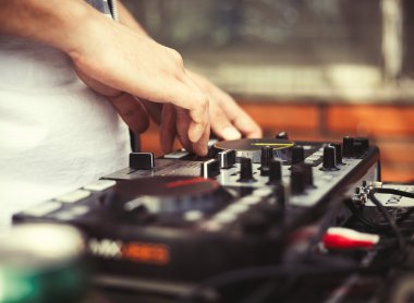 DJ çalan müziği midi denetleyicisi turntable