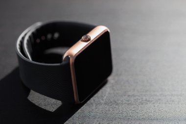 Akıllı saat kopyalama alanı ile masada yatıyor