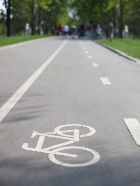 Parkta ayrı bisiklet yolu