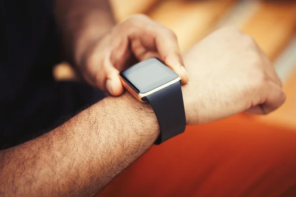 Manos de hombre negro usando moderno reloj de pulsera inteligente — Foto de Stock