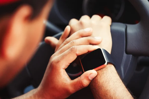 Zwarte jongen met slimme polshorloges zitten in de auto — Stockfoto